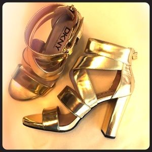 DONNA KARAN NEW YORK 🖤 DKNY ⭐️ WIDE STRAPS HEELS ⭐️ gold NWOT